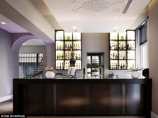 article-2284261-18473189000005DC-86_634x474